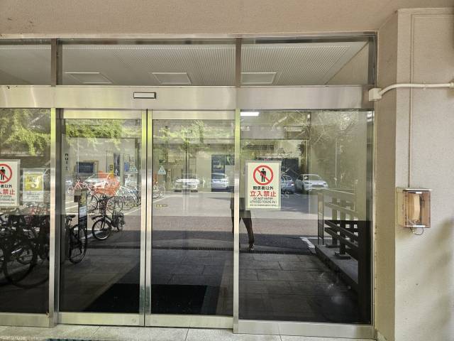 일본 도쿄 시내에 있는 도쿄대·소프트뱅크 비욘드 AI 연구소 정문에 외부인 출입 금지 안내가 표시되어 있다. 일본은 2021년부터 AI 전환(AX)을 정부 정책 목표로 내세워 다양한 육성 정책을 쏟아내고 있다. 도쿄=배상윤기자