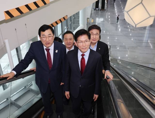 김문수 국민의힘 대선 후보가 6일 아시아태평양경제협력체(APEC) 회의장인 경북 경주시 경주화백컨벤션센터를 찾아 초선·재선 대표인 김대식·엄태영 의원, 주낙영 경주시장과 이동하고 있다. 연합뉴스