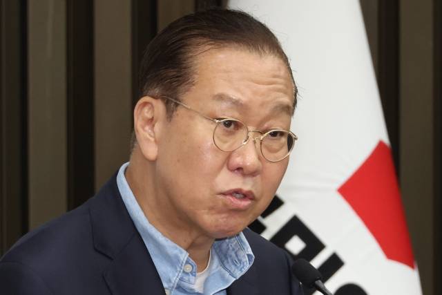 권영세 국민의힘 비상대책위원장이 6일 서울 여의도 국회에서 열린 의원총회에서 후보 단일화를 촉구하고 있다. 연합뉴스