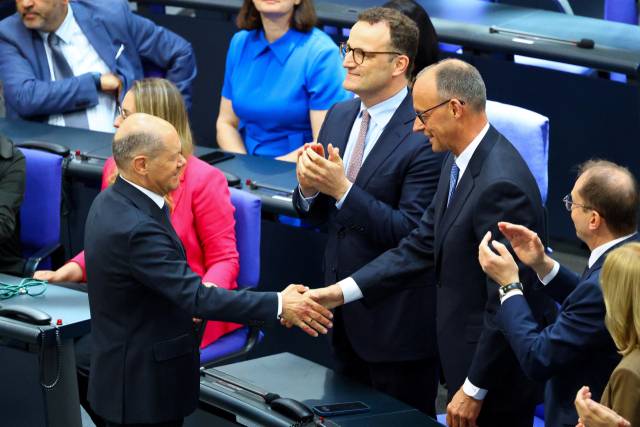 프리드리히 메르츠(오른쪽 두번째) 독일 기독민주당 대표가 6일(현지시간) 연방하원에서 진행된 새 총리 선출을 위한 2차 투표 결과 과반 획득에 성공한 뒤 퇴임하는 전임자 올라프 숄츠(왼쪽)와 악수를 하고 있다. 이날 투표에서는 총리 후보자가 1차 표결에서 과반 획득에 실패하는 독일 역사상 첫 사례가 연출됐다./로이터연합뉴스