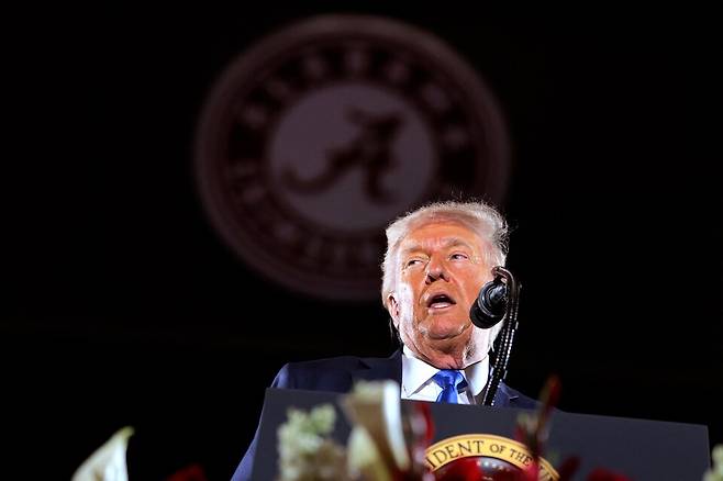 도널드 트럼프 미국 대통령이 지난 1일 앨라배마주의 한 대학교에서 졸업생에게 연설하는 모습. ⓒ연합뉴스&nbsp;