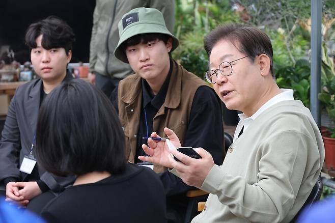 이재명 더불어민주당 대선 후보가 '골목골목 경청투어' : 국토종주편'에 나선 6일 충북 보은군 화훼농원 '숲결'에서 열린 충북 청년 농업인 간담회에서 인사말을 하고 있다. ⓒ연합뉴스