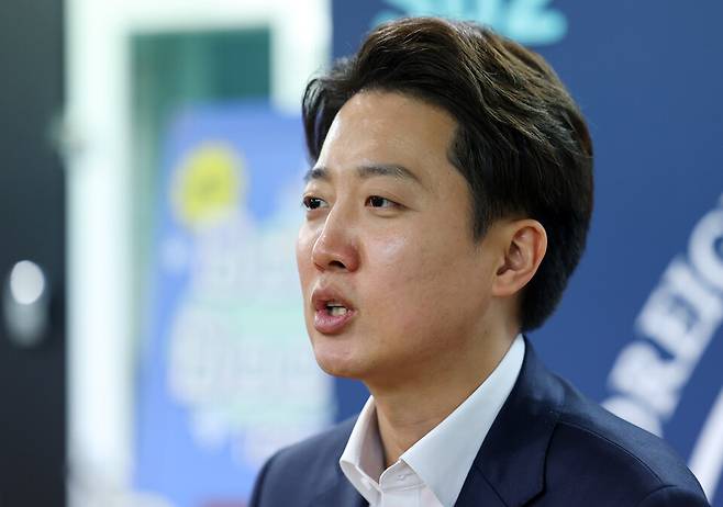 이준석 개혁신당 대선후보가 1일 대학생들과의 소통을 위한 '학식먹자 이준석' 플랫폼 두 번째 학교로 서울 동대문구 한국외국어대학교를 찾아 학생들과의 대화를 마친 뒤 취재진 질문에 답하고 있다. ⓒ연합뉴스