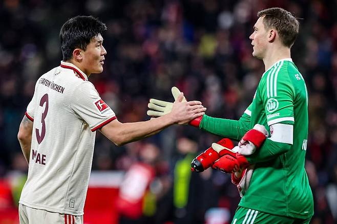 바이에른 뮌헨 중앙수비수 김민재(왼쪽)가 또 한 번의 유럽 빅리그 타이틀을 손에 넣었다. 시즌 초부터 선두를 질주해온 바이에른 뮌헨은 5일(한국시간) 2위 레버쿠젠이 프라이부르크 원정에서 비기면서 잔여 2경기 결과와 관계없이 통산 34번째 우승 트로피를 들어올렸다. 김민재는 2년 전 나폴리에서 이탈리아 세리에A 우승을 경험했다. 사진출처｜바이에른 뮌헨 SNS