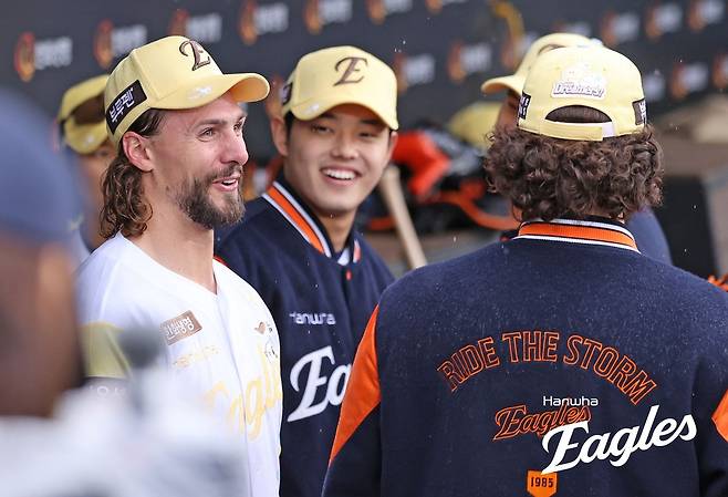 왼쪽부터 와이스, 문동주. 폰세. 한화 이글스 제공