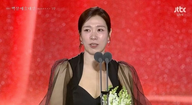 배우 염혜란이 제61회 백상예술대상에서 조연상을 수상하고 소감을 밝히고 있다. JTBC캡처