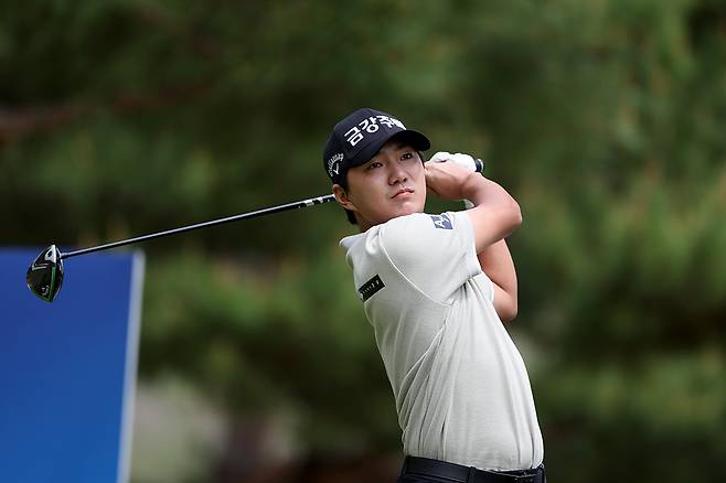 올 시즌 KPGA 투어에서 가장 많은 버디를 기록하고 있는 옥태훈의 티샷 모습. KPGA 제공