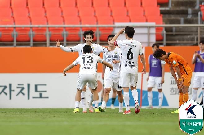 강원 이지호(왼쪽 위)가 6일 제주월드컵경기장에서 열린 K리그1 제주 원정에서 쐐기골을 넣은 뒤 동료들과 함께 기뻐하고 있다. 프로축구연맹 제공