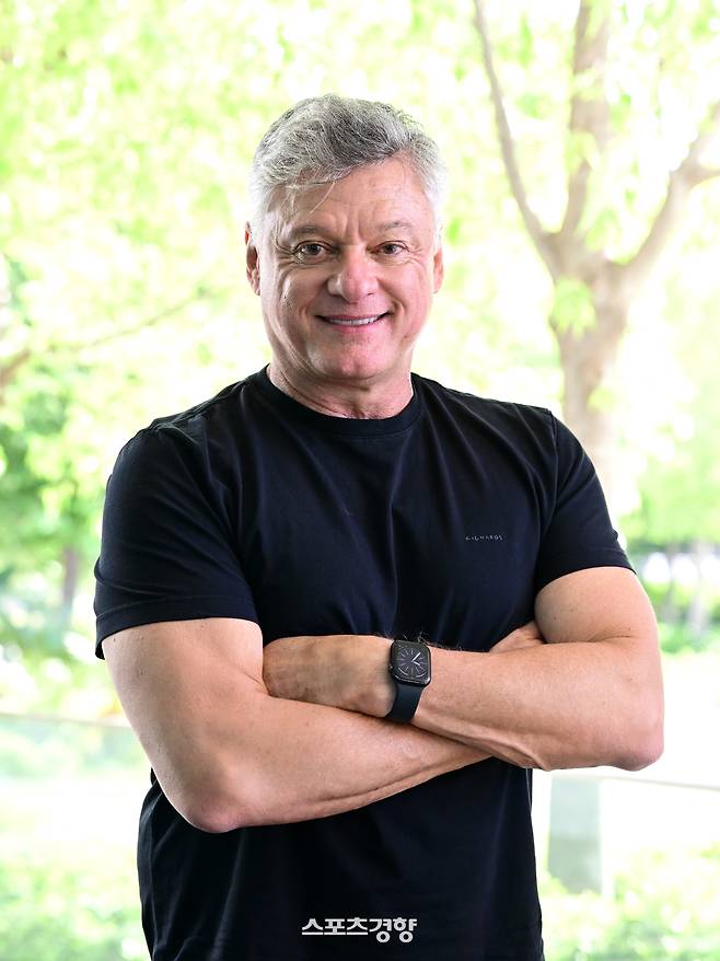 대한항공 신임 사령탑 헤난 달 조토 감독이 6일(현지 시간) 외국인 선수 트라이아웃이 열리는 튀르키예 이스탄불 숙소에서 취재진을 만나 인터뷰한 뒤 포즈를 취하고 있다. KOVO 제공