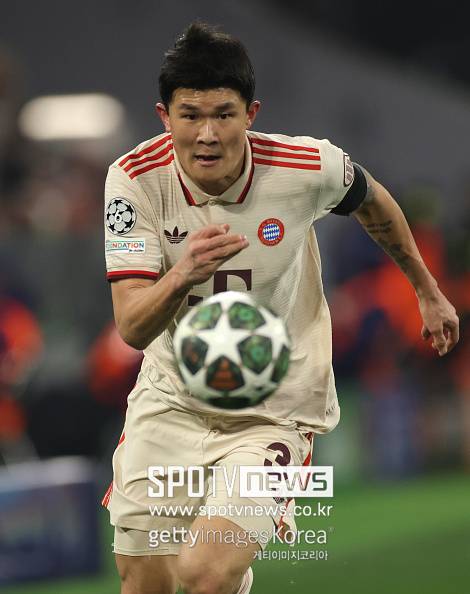 바이에른 뮌헨은 구단 공식 홈페이지를 통해 "바이에른 뮌헨이 다시 한 번 독일 챔피언이 됐다. 34번째 분데스리가 우승이며, 훌륭한 시즌의 보상이다"라고 발표했다. 레버쿠젠이 프라이부르크와 2-2로 비기면서, 남은 경기 결과에 관계없이 바이에른 뮌헨이 조기 우승을 확정했다.&nbsp;이번 우승으로 김민재는 한국인 선수 최초로 분데스리가 우승을 경험하게 됐다. 이탈리아 세리에A(이탈리아)와 분데스리가(독일)까지 유럽 5대 리그 두 곳에서 모두 우승을 차지한 최초의 한국인 대기록을 수립했다. 축구 레전드 차범근, 박지성, 손흥민조차 이룬 적 없는 역사적인 커리어지만,&nbsp;기쁨도 잠시였다. 바이에른 뮌헨이 공개한 우승 기념 영상에서 논란이 있었다. 구단이 공식 채널이 공개한 큰 포스터에는 김민재, 이토 히로키가 있었지만 구단 공식 유튜브 채널에 올라온 영상 섬네일에 김민재의 모습이 보이지 않았던 것이다