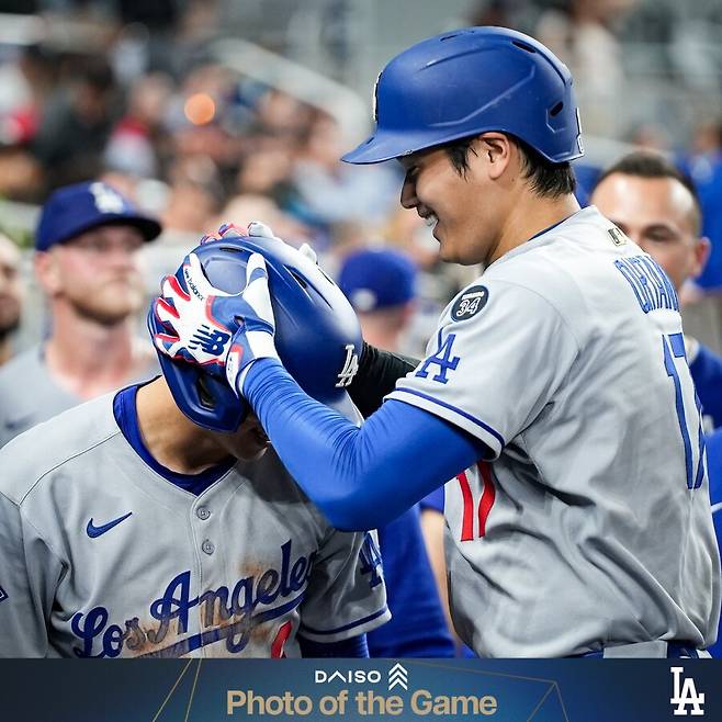 ▲ 김혜성은 첫 안타를 친 뒤 오타니 쇼헤이의 홈런에 득점을 기록했다. 오타니는 더그아웃으로 돌아와 김혜성의 첫 안타를 마치 자신의 일처럼 축하했다. ⓒ LA 다저스