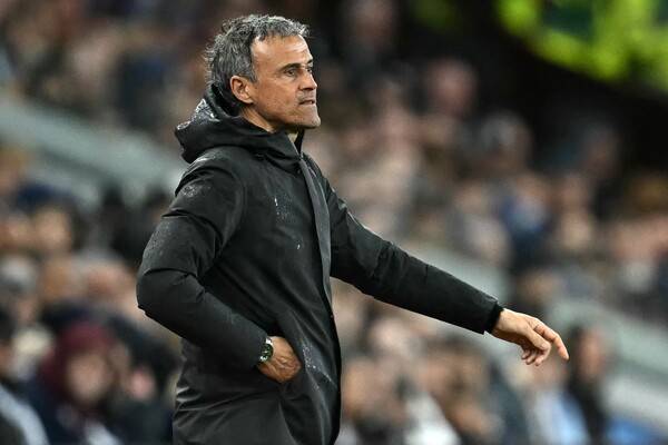 ▲ 이강인에게 기회를 줬다 회수했다를 반복하는 파리 생제르맹 루이스 엔리케 감독. ⓒ연합뉴스/AFP