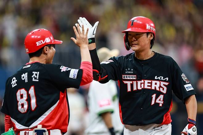 ▲ 3-3으로 맞선 8회 무사 1,2루에서 이범호 감독의 작전을 완벽하게 성공시키며 이날 결승타를 기록한 김규성 ⓒKIA타이거즈
