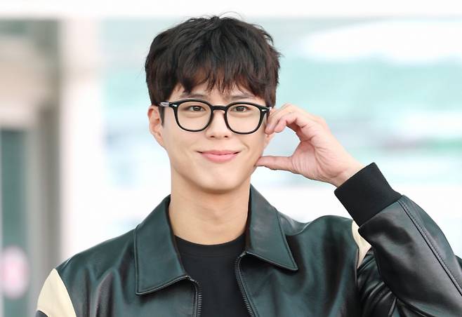 (인천공항=뉴스1) 권현진 기자 = 배우 박보검이 해외 일정을 위해 26일 인천국제공항을 통해 싱가포르로 출국하기 전 인사를 하고 있다. 2025.3.26/뉴스1  Copyright (C) 뉴스1. All rights reserved. 무단 전재 및 재배포,  AI학습 이용 금지. /사진=(인천공항=뉴스1) 권현진 기자