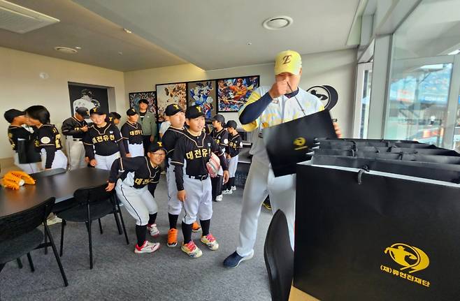 대전 유천초등학교 학생들이 류현진재단이 준비한 선물을 받고 있다. /사진=류현진재단 제공