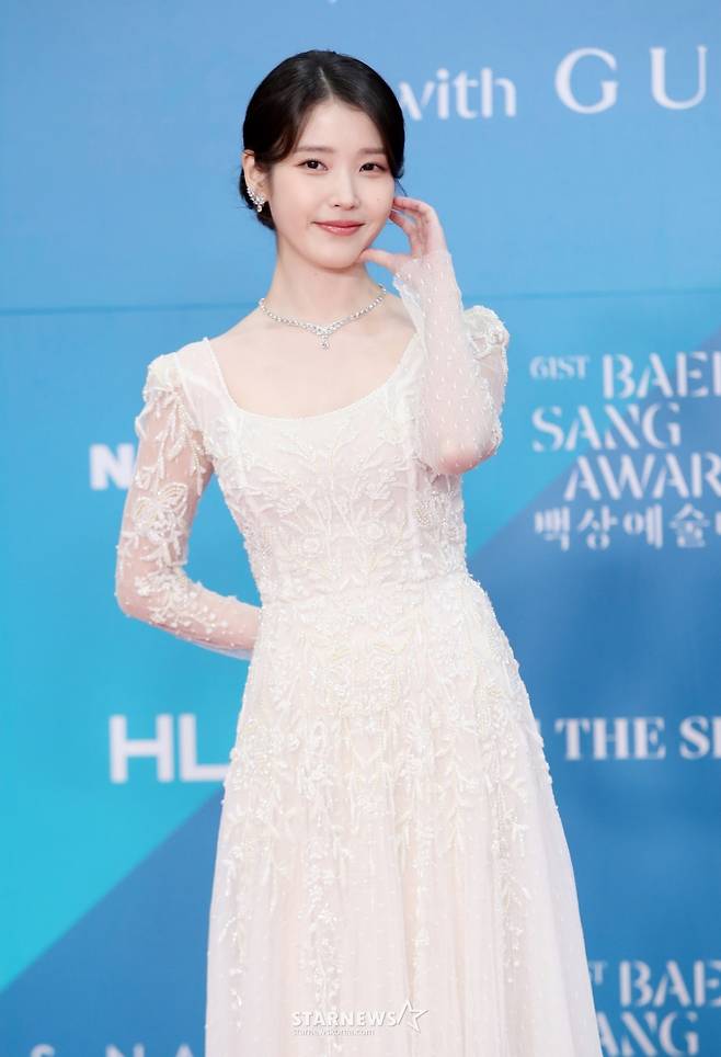 가수 겸 배우 아이유가 5일 오후 서울 강남구 코엑스에서 열린 제61회 백상예술대상 시상식에 참석해 포즈를 취하고 있다./2025.05.05 /사진=김휘선 hwijpg@