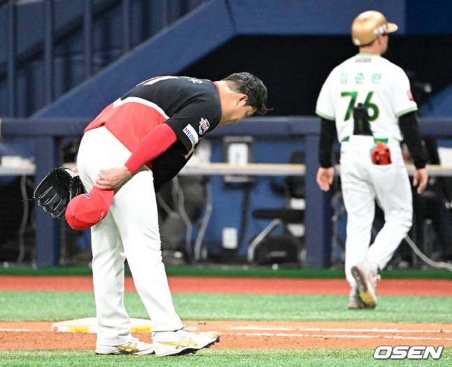 KIA 조상우(왼쪽)가 6일 키움전에서 8회말을 실점 없이 막아내고 1루 홈 관중석을 향해 고개를 숙여 인사를 하고 있다.