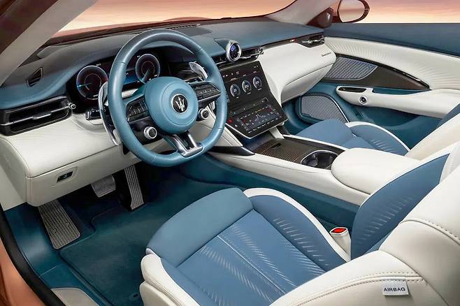 마세라티 그란카브리오 폴고레 실내