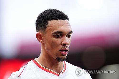 글로벌 매체 '스포츠 바이블'은 5일 '트렌트 알렉산더-아놀드는 리버풀을 떠난다고 발표한 후 레알 마드리드에서 '미친 연봉'을 받을 것으로 보인다'라고 보도했다. 리버풀은 5일 구단 공식 홈페이지를 통해 잉글랜드 풀백 아놀드가 6살 때부터 함께한 클럽을 떠날 예정이라고 발표했다. 이와 동시에 이적시장 전문가 파브리치오 로마노는 그가 레알 마드리드에서 한화로 약 234억원의 연봉을 챙긴다고 알렸다. 이는 세금과 계약 보너스, 옵션을 뺀 금액이다. 리버풀에서 연봉 172억원을 받았던 아놀드 입장에선 금전적으로도 엄청난 이익을 챙기게 됐다. 반면 그를 유스 시절부터 20년 가까이 키운 리버풀은 이적료를 한 푼도 받지 못하고 라이벌 구단에 그를 넘겨준다. 연합뉴스