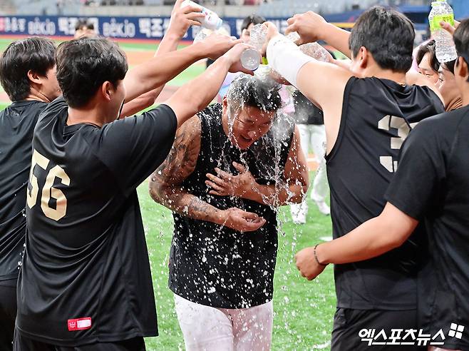 5일 오후 서울 구로구 고척스카이돔에서 열린 '2025 신한 SOL Bank KBO리그' KIA 타이거즈와 키움 히어로즈의 경기, KIA가 키움에 13:1로 대승을 거두며 3연패에서 탈출했다.  이날 경기에서 400홈런을 달성한 KIA 최형우가 축하 물세례를 받고 있다. 고척, 김한준 기자