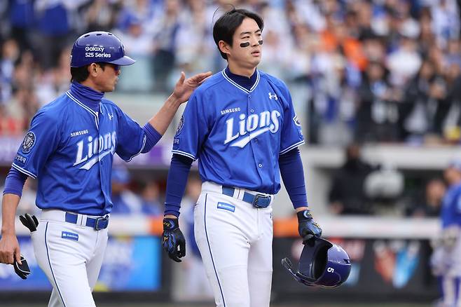 6일 대전 한화생명 볼파크에서 열린 2025 신한 SOL Bank KBO리그 삼성 라이온즈와 한화 이글스의 경기, 류현진의 공에 오른 팔꿈치를 맞은 구자욱이 1루로 걸어가고 있다. 삼성 라이온즈