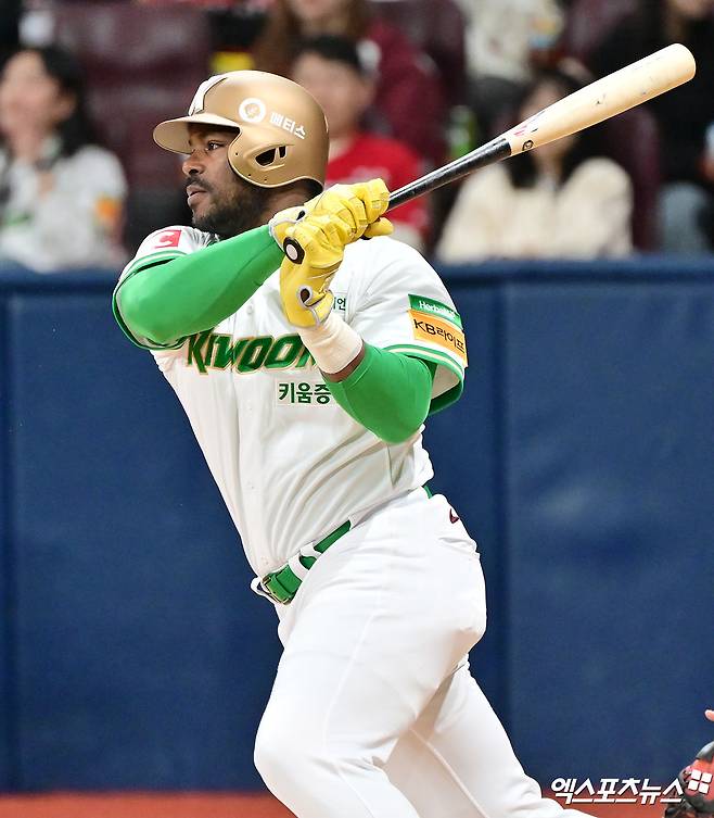 6일 오후 서울 구로구 고척스카이돔에서 열린 '2025 신한 SOL Bank KBO리그' KIA 타이거즈와 키움 히어로즈의 경기, 1회말 1사 2,3루 키움 푸이그가 3루 주자를 불러들이는 타격을 하고 있다. 고척, 김한준 기자