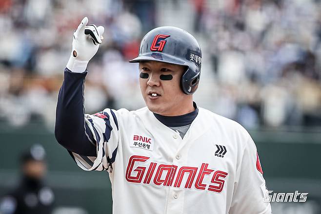 롯데 내야수 정훈은 6일 사직구장에서 열린 '2025 신한 SOL Bank KBO 리그' SSG와 주중 3연전 두 번째 경기에서 7번 지명타자로 선발 출전했다. 4회말 2타점 적시타를 쳐 공격에 활력을 불어넣었다. 롯데 자이언츠