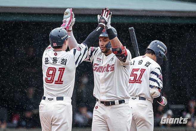 롯데는 윤동희(91번)과 레이예스(가운데)의 홈런포를 앞세워 6일 사직구장에서 열린 '2025 신한 SOL Bank KBO 리그' SSG와 주중 3연전 두 번째 경기에서 6-0으로 승리했다. 롯데 자이언츠