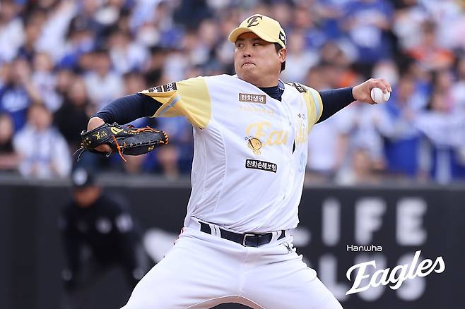 6일 대전 한화생명 볼파크에서 열린 2025 신한 SOL Bank KBO리그 삼성 라이온즈와 한화 이글스의 경기, 한화 선발투수로 등판한 류현진은 5이닝 4피안타 4사사구 6탈삼진 1실점을 기록한 뒤 마운드를 내려갔다. 한화 이글스