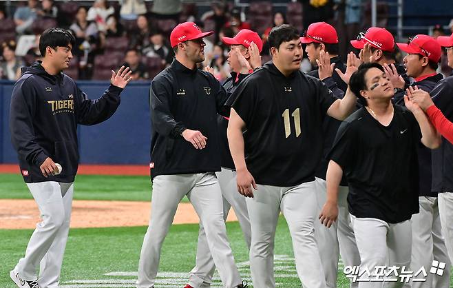 6일 오후 서울 구로구 고척스카이돔에서 열린 '2025 신한 SOL Bank KBO리그' KIA 타이거즈와 키움 히어로즈의 경기, KIA가 김규성의 결승타에 힘입어 키움에 5:3으로 승리하며 위닝시리즈를 확보했다.  이날 경기에서 승리한 KIA 이범호 감독이 선수들과 하이파이브를 하고 있다. 고척, 김한준 기자