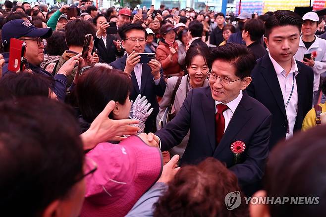 봉축법요식 마친 김문수 후보 (서울=연합뉴스) 윤동진 기자 = 국민의힘 김문수 대선 후보가 5일 서울 종로구 조계사에서 열린 불기 2569년 부처님오신날 봉축법요식을 마친 후 시민들과 악수를 나누고 있다. 2025.5.5 mon@yna.co.kr
