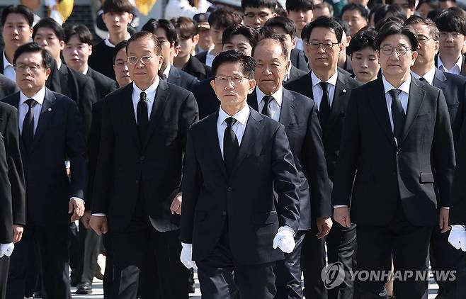 국민의힘 김문수 후보, 지도부와 현충원 참배 (서울=연합뉴스) 류영석 기자 = 국민의힘 김문수 대선 후보가 4일 서울 동작구 국립서울현충원을 찾아 현충탑에 참배하고 있다. 2025.5.4 [공동취재] ondol@yna.co.kr