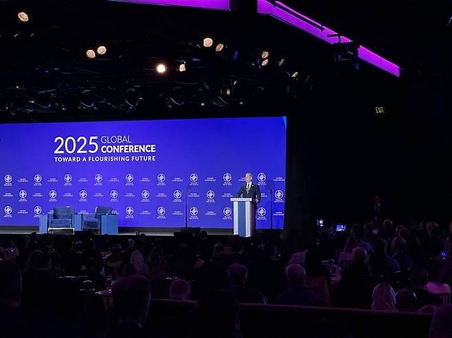 '밀컨 콘퍼런스' 참석해 연설하는 스콧 베선트 미 재무장관 (로스앤젤레스=연합뉴스) 임미나 특파원 = 스콧 베선트 미국 재무장관이 5일(현지시간) 미국 로스앤젤레스(LA)에서 열린 '밀컨 글로벌 콘퍼런스 2025'에서 연설하고 있다. 2025.5.6 mina@yna.co.kr