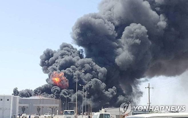 수단 연료창고 화재 (포트수단 로이터=연합뉴스) 5일(현지시간) 수단 동부 포트수단의 한 연료창고가 반군 신속지원군(RSF)의 소행으로 보이는 드론 공격에 당한 뒤 불타는 모습. 2025.5.5. photo@yna.co.kr