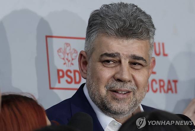 마르첼 치올라쿠 루마니아 총리 (부쿠레슈티 EPA=연합뉴스) 루마니아의 마르첼 치올라쿠 총리가 5일(현지시간) 수도 부쿠레슈티에 있는 사회민주당(PSD) 당사 앞에서 기자들과 만나 사임을 발표하고 있다. 2025.05.05 photo@yna.co.kr