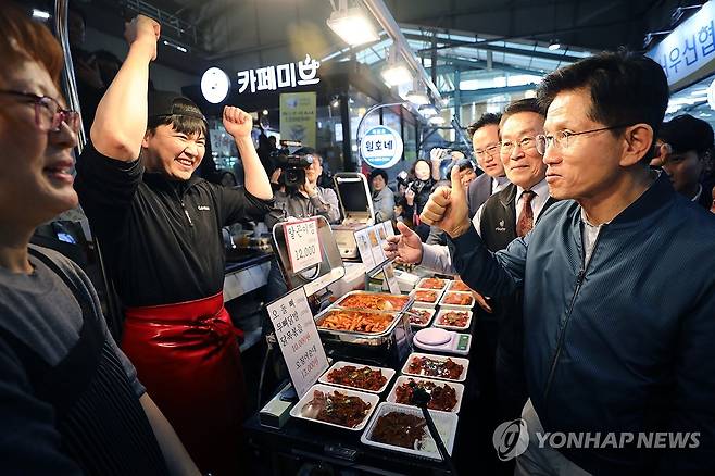 김문수 후보, 의정부제일시장 방문 (의정부=연합뉴스) 신현우 기자 = 국민의힘 김문수 대선 후보가 4일 경기도 의정부제일시장을 방문해 상인과 인사하고 있다. 2025.5.4 [공동취재] nowwego@yna.co.kr