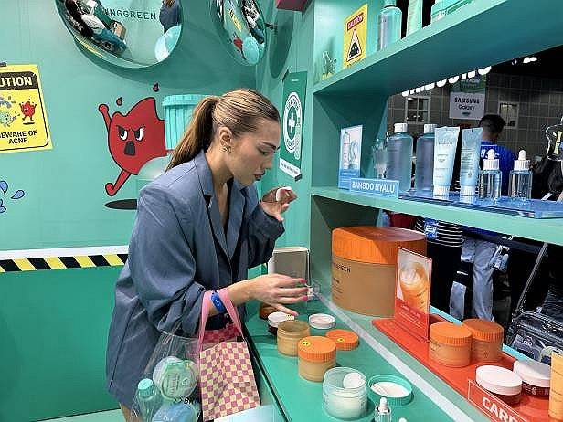한국 화장품 체험하는 틱톡 인플루언서 지아 가브리엘라 [연합뉴스 자료사진. 재판매 및 DB 금지]