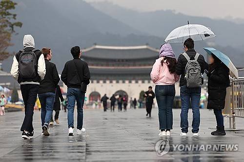 비 내리는 서울 광화문광장. [연합뉴스 자료사진. 재판매 및 DB 금지]