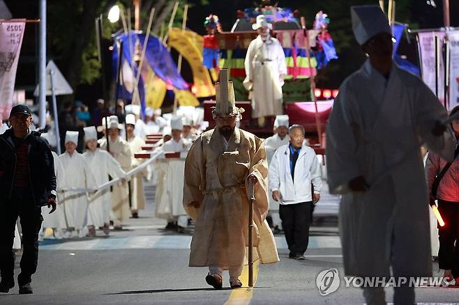 '비운의 왕' 단종 국장 재현 행사 (영월=연합뉴스) 2025년 제58회 단종문화제 이틀째인 지난 4월 26일 영월 장릉을 비롯한 일원에서 비운의 왕 단종을 기리는 단종 국장 재현이 야간 행사로 펼쳐지고 있다. 2025.4.26 [영월군 제공.재판매 및 DB 금지] jlee@yna.co.kr