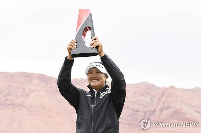 우승 트로피 든 유해란 [AP=연합뉴스]