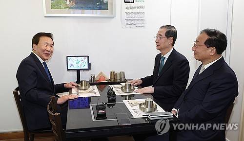 만찬 회동 나선 한덕수 예비후보     (서울=연합뉴스) 임화영 기자 = 무소속 한덕수 대선 예비후보와 손학규 전 바른미래당 대표가 5일 서울 종로구 한 식당에서 만찬 회동을 하고 있다. 오른쪽은 이정현 한덕수캠프 대변인. 2025.5.5 [공동취재]
    hwayoung7@yna.co.kr
(끝)