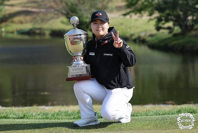 홍정민, KLPGA 챔피언십 우승 (서울=연합뉴스) 홍정민이 4일 경기도 양주시 레이크우드 컨트리클럽(파72·6천605야드)에서 열린 크리스에프앤씨 제47회 KLPGA 챔피언십 대회 최종 라운드에서 우승 뒤 트로피를 들고 기념 촬영을 하고 있다. 2025.5.4 [KLPGA 제공. 재판매 및 DB 금지] photo@yna.co.kr