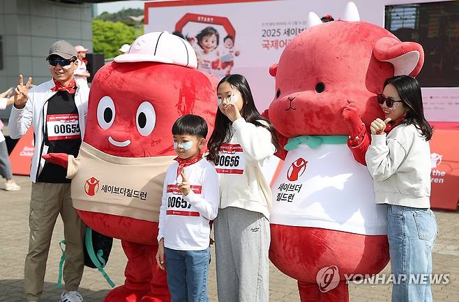 '국제어린이마라톤 대회 앞두고 찰칵' (서울=연합뉴스) 김성민 기자 = 6일 서울 마포구 월드컵공원에서 국제아동권리 비정부기구(NGO) 세이브더칠드런과 국가기간뉴스통신사 연합뉴스가 공동 주최한 '2025 국제어린이마라톤대회'에서 참가자들이 기념 촬영을 하고 있다. 2025.5.6 ksm7976@yna.co.kr