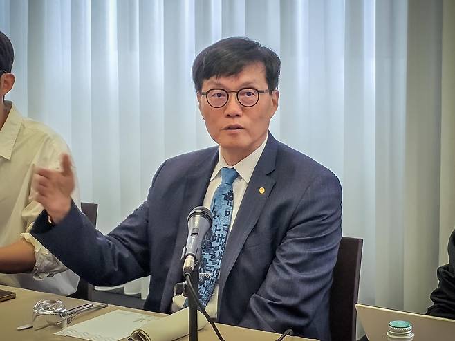 이창용 한국은행 총재 (밀라노=연합뉴스) 이창용 한국은행 총재가 5일 오전(현지시간) 아시아개발은행(ADB) 연차총회 참석차방문한 이탈리아 밀라노의 한 호텔에서 기자들과 간담회를 하고 있다. [한국은행 제공. 재판매 및 DB 금지]