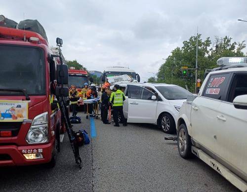경부고속도로 고속버스·승합차 추돌 [천안동남소방서 제공. 재판매 및 DB 금지]