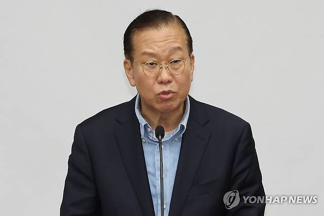 후보 단일화 촉구하는 권영세 비대위원장 (서울=연합뉴스) 김주성 기자 = 국민의힘 권영세 비상대책위원장이 6일 서울 여의도 국회에서 열린 의원총회에서 후보 단일화를 촉구하고 있다. 2025.5.6 utzza@yna.co.kr