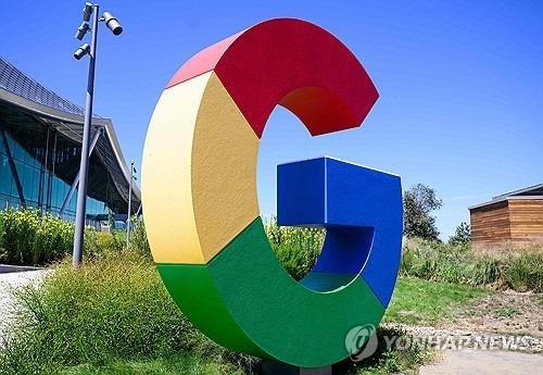 구글 로고 (AFP=연합뉴스 자료사진) 2024년 8월 13일 촬영된 미국 캘리포니아주 마운틴뷰 소재 구글 본사 베이뷰 캠퍼스에 있는 구글 로고 조형물. (Photo by Josh Edelson / AFP) 2025.5.6.