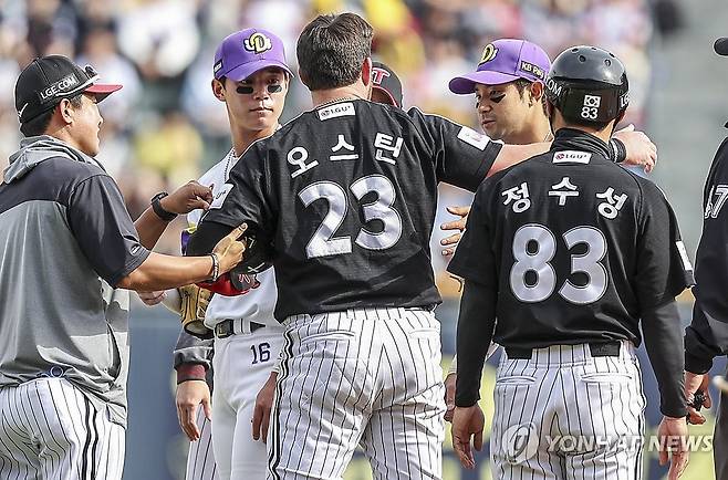 강승호와 충돌한 오스틴 무사히 서로 격려 (서울=연합뉴스) 황광모 기자 = 6일 서울 송파구 잠실야구장에서 열린 2025 프로야구 LG와 두산의 경기. LG의 오스틴이 8회초 문보경의 타격 뒤 2루로 달리다 두산 2루수 강승호와 충돌해 경기장에 누워 있다 일어나 강승호와 서로 격려하고 있다. 2025.5.6 hkmpooh@yna.co.kr