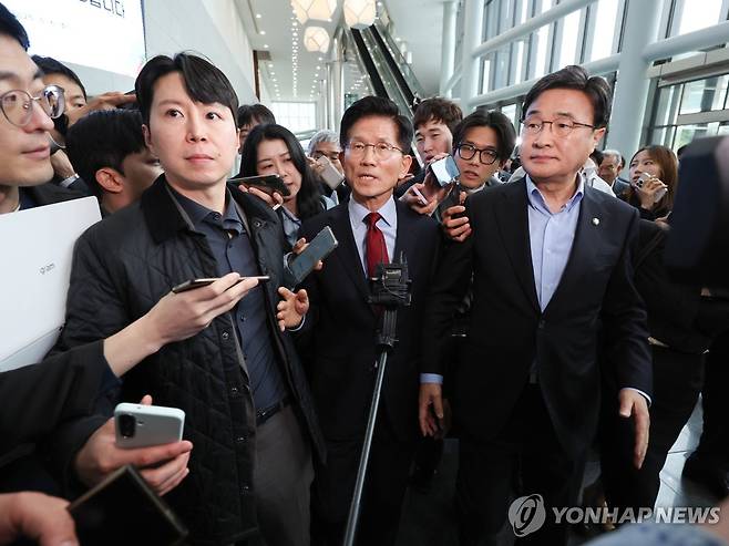 취재진에 둘러싸인 김문수 (경주=연합뉴스) 서명곤 기자 = 국민의힘 김문수 대선 후보가 6일 아시아태평양경제협력체(APEC) 회의장인 경북 경주시 경주화백컨벤션센터에서 후보 일정을 중단하고 서울로 올라가 현안 문제에 대한 대책을 마련하겠다고 밝힌 뒤 취재진에 둘러싸여 있다. 2025.5.6 seephoto@yna.co.kr