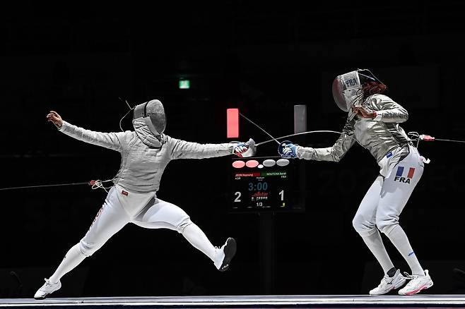 4일 SKT 그랑프리 때 전하영(왼쪽)의 준결승전 경기 모습 [대한펜싱협회 제공. 재판매 및 DB 금지]